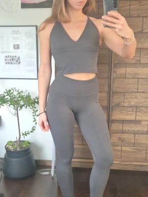 AIM'N Shape Seamless - Träningsset från AIM'N, Shape Seamless i frägen Shadow Grey. Leggings strl M. Topp strl XL. Priser inkluderar båda plaggen.