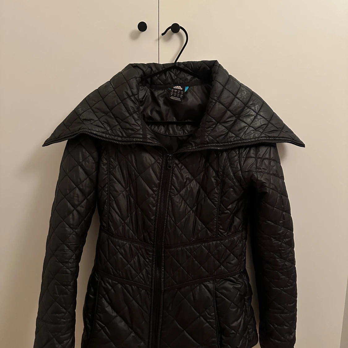 Svart quiltad jacka med stor krage - 1