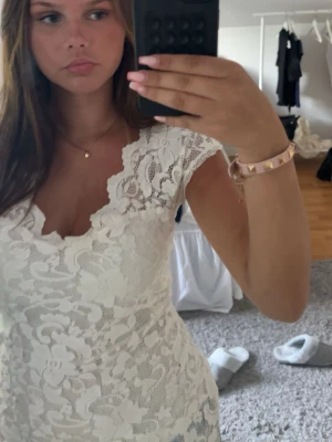 Vit spetsblus från Gina - Säljer en elegant vit spetsblus från gina💞aldrig använd bara provad 