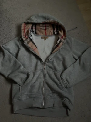 Burberry tröja  - Snygg burberry tröja, inga defekter eller tecken på slitage mer än användning.storlek s och den är true to size,om ni har funderingar är de bara att skriva.Tröjan är inte äkta