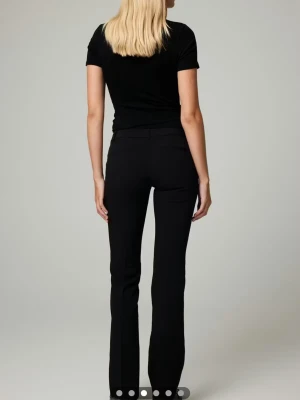 Svarta kostymbyxor - Säljer dess jätte snygga kostymbyxor från bikbok! Dom är i nyskick och inte alls använda mycke. Dom är lite stor för mycke därför dom inte kommit till användning! Skriv för egna bilder!! 499 är nypris