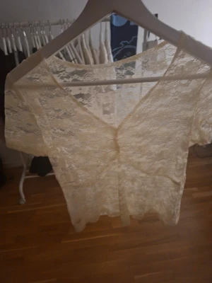 Beige spetsblus med v-ringning - Säker min spets tröja som e vit/beige. Den e lite som en mag tröja och e v ringad💞💞