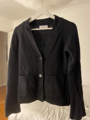 Kofta - Svart kofta från Wera, använd fåtal tillfällen. Som ny! Storlek Xs men passar s också! 💕 Orginalpris är 800kr!