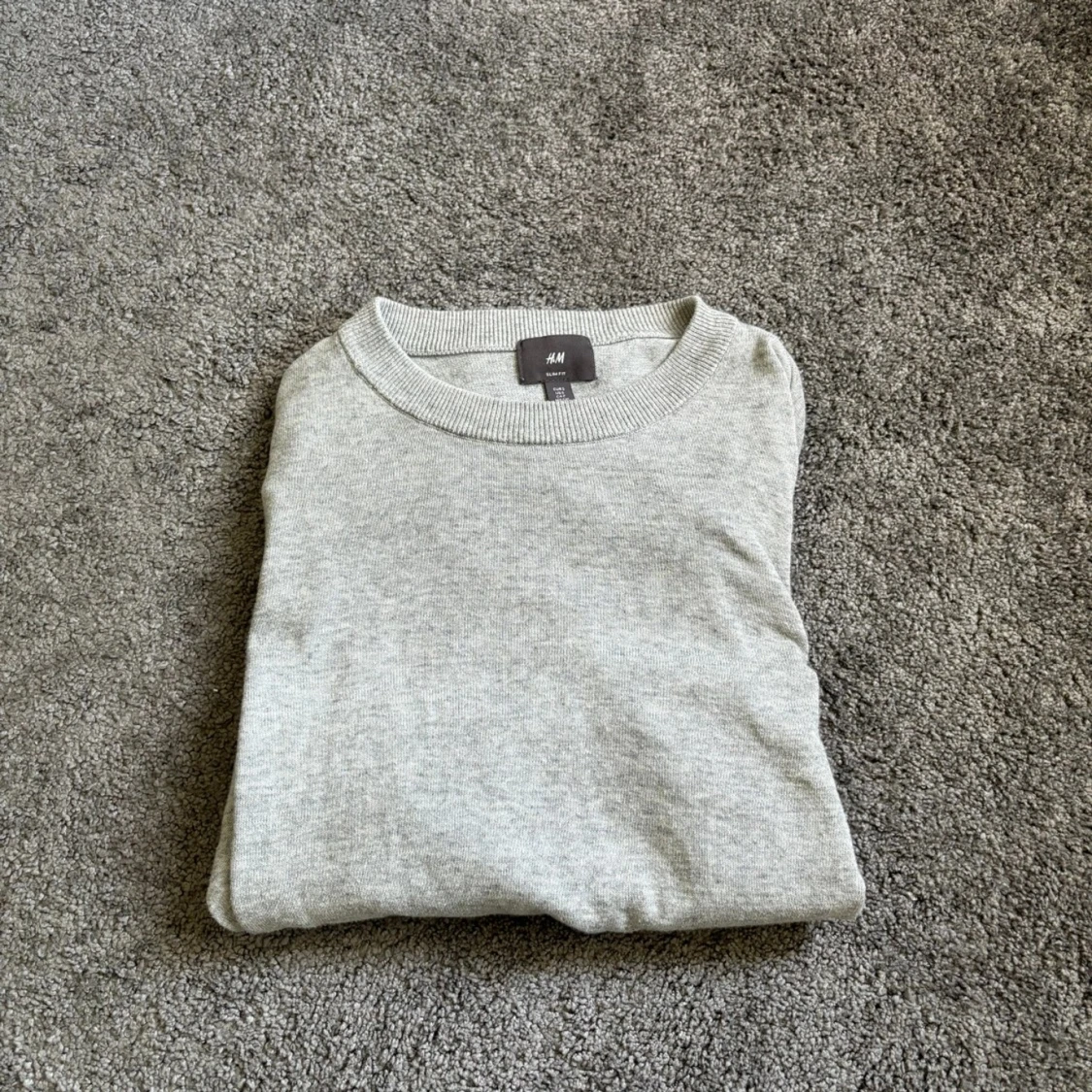 Grå crewneck stickad tröja 