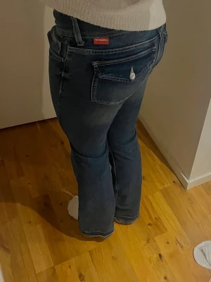 Blå bootcut jeans - Säljer ett par snygga blåa bootcut jeans från H&M (Divided). Dem är i storlek 36, knabbt änvända. Mycket bra skick!!🤍