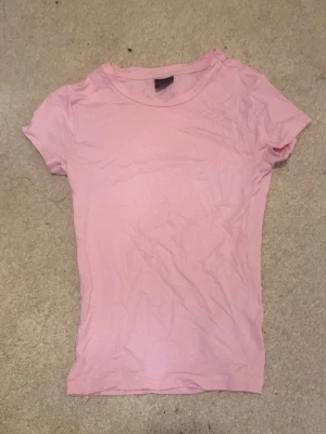 Rosa topp - Rosa figurnära t shirt som använts 1-2 ggr