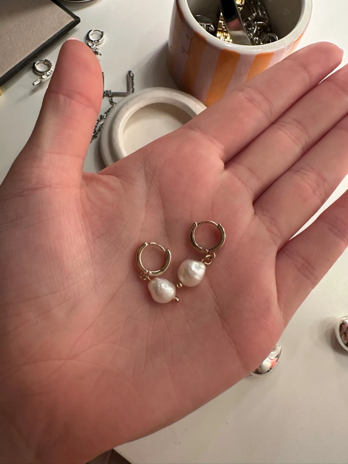 Guldiga örhängen med pärlor - 2