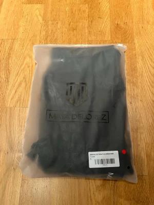 Svarta helskodda Maya Delorez ridbyxor. - Oanvända helskodda ridbyxor (i originalemballage) från Maya Delorez, function breeches av modellen ”Alice”, svarta med vit logga, storlek XL. Nypris 899kr, säljes för 474kr. 