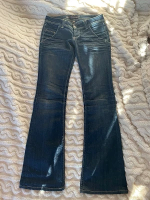 Lågmidjade bootcut jeans  - Jätte snygga vintage lågmidjade bootcut jeans köpta på Vinted stl 25 på bild 3-4 kan man se hur de ser ut i ett annat ljus Innerbensmåttet 81cm Midjemåttet 38cm Grenhöjden 18cm Skriv om frågor💗 