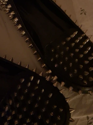 Svarta ballerinaskor med silverspikar🖤 - Säljer ett par svarta ballerinaskor täckta av silvriga spikar, söta & edgy köpta i ett loppis på öland, storlek 36🐾