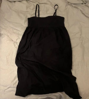 Uniqlo klänning - En supersöt klänning från uniqlo i storlek M. Klänningen är i fint skick och i ett linne aktigt material. Den har även fickor! ✨