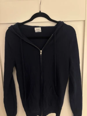 John Henric zip hoodie  - En Kashmir zip hoodie från John Henric extremt skön väldigt bra skick utom att de finns ett litet hål i armhålan som lätt går att sy igen som inte märks