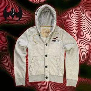 Vintage vit Hollister kofta (sällsynt) - Vit kofta med knappar och små gula fläckar i vänster arm  | fint skick | Size XL men passar L | Längd: 70cm Armlängd: 69cm Axelbredd: 48cm 