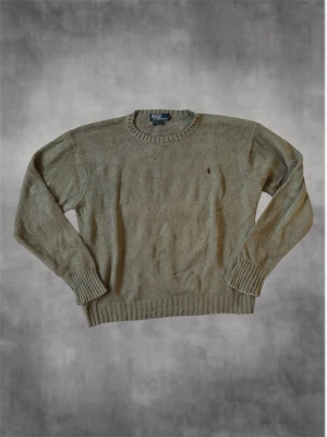 Beige stickad tröja Polo Ralph Lauren - Säljer en beige stickad tröja från Polo Ralph Lauren i storlek XXL. Inga defekter på tröjan. Ribbade muddar som håller kvar den fina passformen. Tveka inte på stt skriva till oss vid minsta fundering// Nordic closet