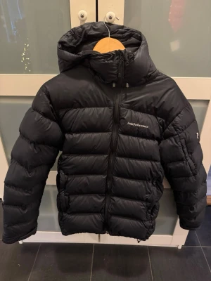 Svart dunjacka från Peak Performance - Peak Performance Frost Down i storlek M. Sällan använd och i mycket bra skick. 