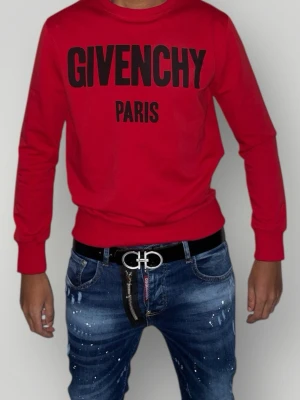 Givenchy paris tröja strl XS röd - Helt ny. Fin replika med hög kvalitet. Storlek: XS. Pris: 899kr. Först till kvarn som gäller. Skickas inom 24h