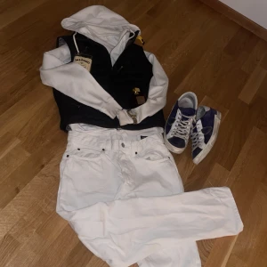 Parajumper väst Junior - Bra skick, inget är sönder dock ingen kvitto. Köpte från kidsbrandstore för 4000ish. Går ner i pris vid snabb köp. !Barnstorlek!