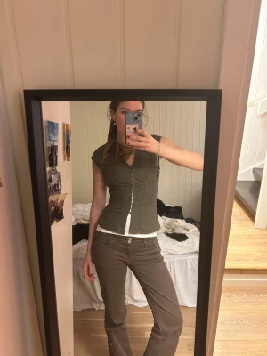 Olivgrön Weekday topp - Säljer min olivgröna topp från Weekday i storlek 36. Så fin och i superbra skick🤩🫶🏼