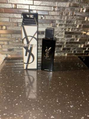 YSL MYSLF Eau de Parfum - Stilren parfym från YSL med modern design. Flaskan har en lyxig look och passar perfekt för dig som vill sticka ut. Volym och ingredienser framgår ej på bilden.