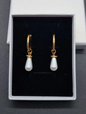 Örhängen inspirerade av Maria Nilsdotter  - Stilrena örhängen inspirerade av Maria Nilsdotter. ☝️Vid köp ingår två extra berlocker som kan bytas ut, då själva hänget är ömtåligt och känsligt för stötar.