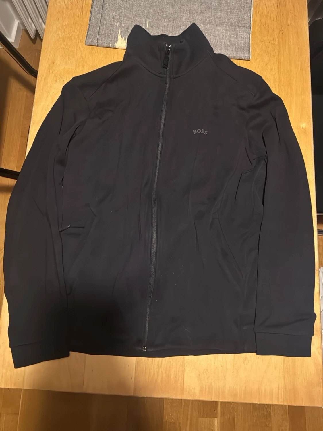 Svart zip-kofta från BOSS, storlek M