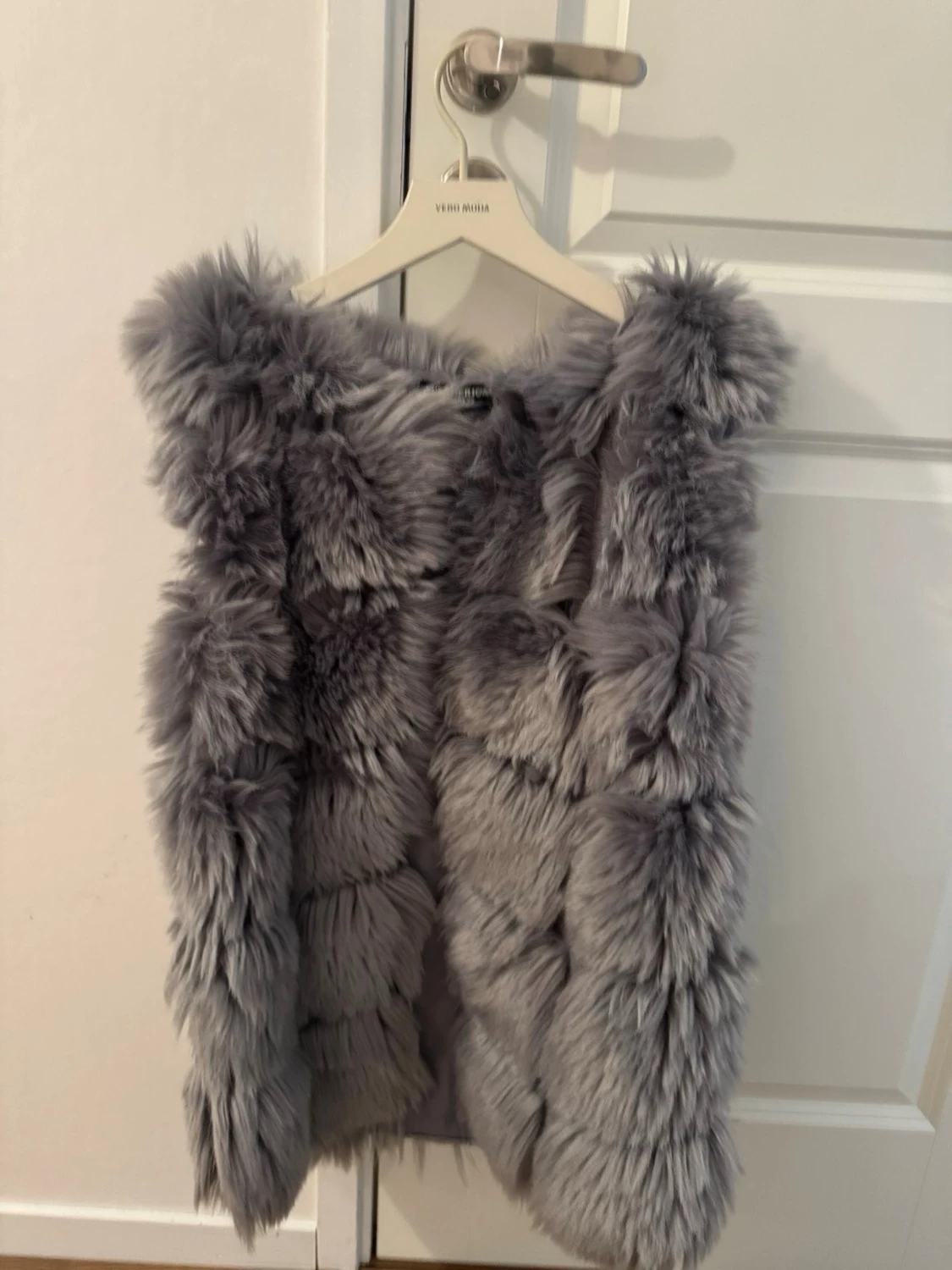 Grå fluffig pälsväst från Euramerican