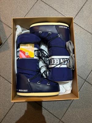 Moon boots  - Helt nya moon boots som aldrig använts bara testas  inomhus. Kvitto och allt originalt kvar. Kan mötas i Stockholm eller frakt STORLEK 35/38