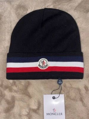 Moncler mössa - Säljer en moncler mössa perfekt för kalla dagar och dig som gillar märken och mode kom dm för eventuella frågor 🧐pris kan diskuteras💯.