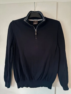 Oscar Jacobson half zip - En urläcker blå populär finstickad Oscar Jacobson half zip i storlek M säljes. Inga hål eller fläckar och toppen skick! Perfekt till allt och sitter grymt!