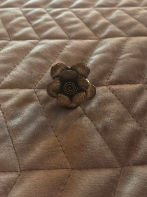 Blommig ring  - En blommig ring som ja köpt utomlands🥰väldigt fin o passar till allt. Den är använde några få gånger men den är som ny 💓nypris 1000 kronor 