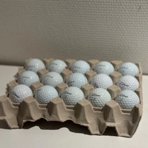 Golfbollar  - 15 golfbollar av märket titleist. 