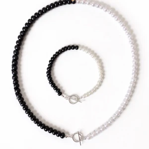 Pärlhalsband med Armband Set  - Halsband - armband set med pärlor i svart och vitt, hand gjorda av oss.