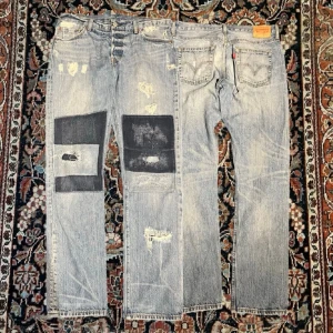 Vintage Levis 501 patchwork jeans - Helt galna vintage Levis 501 patchwork denim. Dessa är riktigt rare då de är 1:1s har försökt hitta dessa på webben men hittar dem inte. Kollar man noga på dem har dem helt sjuka detaljer därav priset. Mått: Midja:40cm Längd:100cm Benöppning:18cm