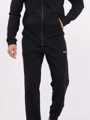 Svarta mjukisbyxor från Boss, Moncler & Armani - Fyra olika svarta mjukisbyxor med logga från Boss, Moncler och Armani Exchange. Byxorna har normal passform och är tillverkade i mjukt bomullsmaterial. Moncler-byxan har röda, vita och svarta ränder längs sidorna. Perfekta för chill eller träning.