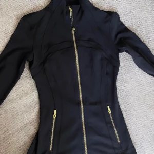 Svart träningsjacka från Lululemon - Helt ny senaste modellen av Lululemon. Prislappen är kvar, och dustbag följer med!❤️