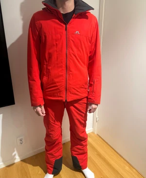 J.Lindeberg Skidsett - Säljer detta välvårdade och snygga J.Lindeberg sett. Settet är bra värmande och riktigt bra skick. Skick 8/10, pris :- 1099 retail :- 3000. Öppen för prisförslag🙌