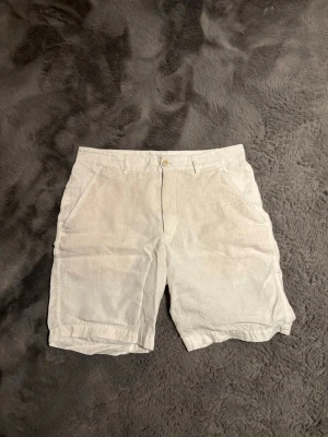 Vita linneshorts Zara - Vita ZARA linneshorts storlek M, väldigt bra skick knappt använda säljer pågrund av för små