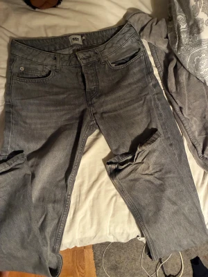 Grå jeans med rak passform - Snygga jeans från lager 157. Virala ”icon” jeansen. Storlek xs men är pösiga och tuffa.
