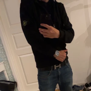 Stone Island zip hoodie - Helt ny. Inga skador eller så vidare. Storlek S. Riktigt fin zip hoodie