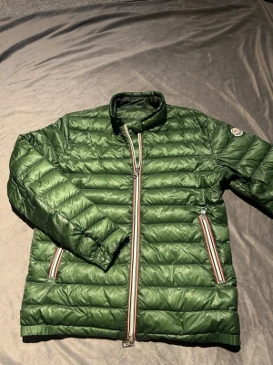 Moncler jacka  - Hej säljer denna feta moncler jacka som är i ett mycket fint skick och passar till de mesta, funkar lika bra till höst som vinter, strl 1 motsvarar ungefär S såg liknade jackor för 5500kr men mitt pris 3599 men kan säljas billigare vid en snabb och smidig affär 🤩 hör av er om ni har andra frågor   #moncler