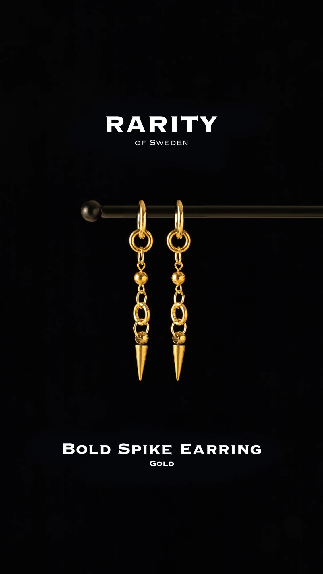 Bold Spike Earring - Gold: Unika guldiga örhängen med nitar