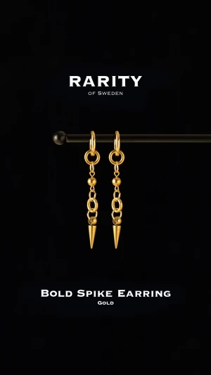 Bold Spike Earring - Gold: Unika guldiga örhängen med nitar - Otroligt snygga örhängen med nitar i rostfritt stål!! Örhängena är i fin guldig färg och passar så bra för att piffa upp en outfit och lägga till en extra detalj🪽Likt alla andra våra smycken tål dessa örhängen vatten och håller sitt glans länge!! Vid frågor eller funderingar - välkommen att skriva till oss🪽