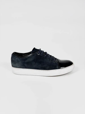Lanvin Cap Toe skor - | Säljer ett par Lanvin Cap Toe sneakers i riktigt bra använt skick. | Storlek: 41/UK7 | Dustbag ingår | Hör av dig vid frågor eller funderingar.