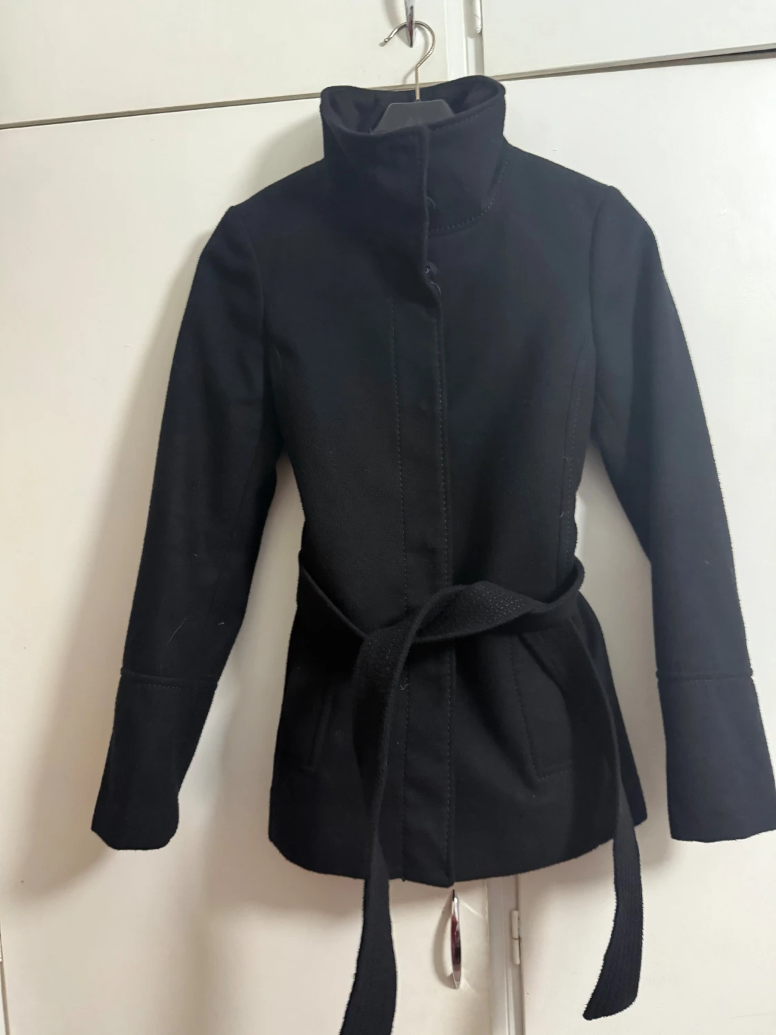 Svart kappa med bälte från H&M - 1