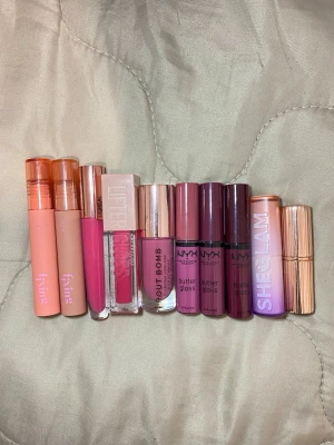 Läppglans och läppstift i rosa och nude - Are all new, I have too many lip products so getting rid of the ones that I haven’t used. One 4€, sheglam and w7 lipstick 2€.  Together 20€, if u buy more than one, I will give a discount🤩🥰!