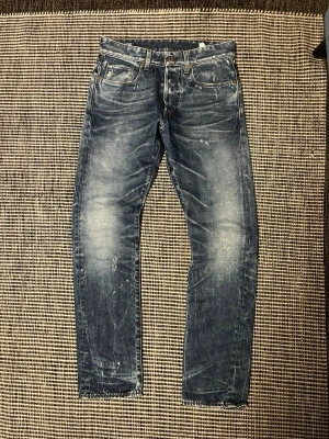  G-Star RAW - Tjenare! Säljer ett par tvär fetta G-star RAW jeans med ruggigt snygga slitningar🔥Jeansen är i storlek W30 L32 men tyvärr är jeansen lite långa på mig (se bild 4)👖vid frågor eller vid behov av fler bilder är det bara att kontakta mig privat, Mvh Olle👋