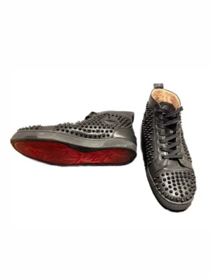 Svarta sneakers med nitar från Louboutin - Säljer ett par personliga Christian Louboutin-skor. Skorna är i använt skick, därav det låga priset, storlek 42 men sitter som 43. Vid mer frågor, hör av dig!