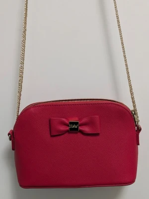 Röd axelväska Holly & Whyte - Oanvänd 🎀🎀🎀