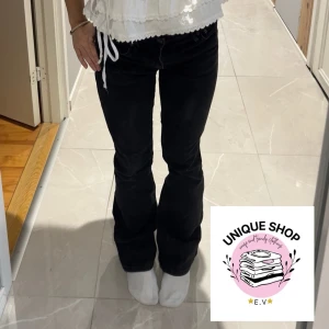 Svart/grå Crocker bootcut jeans - Säljer ett par svart/grå  crocker jeans med bootcut passform. Jeansen har låg midja och klassisk femficksdesign. Materialet är slitstarkt jeans och färgen är mörk svart. Perfekta för dig som gillar en tidlös och avslappnad look. Midje: 36cm och innebenslängd: 73cm