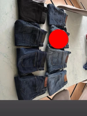 Tiger of sweden bulk  - Säljer ett gäng Levi's jeans i olika blå och svart tvätt. Klassisk femficksmodell med läderpatch bak i midjan. Jeans i olika tvättar och passformer, perfekt för dig som vill ha flera stilar att välja mellan. Materialet är slitstark denim.